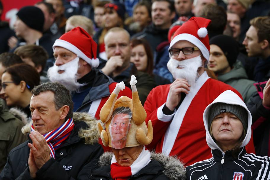 Van Gaal fa la parte del tacchino in un curioso copricapo natalizio inglese esposto in tribuna da una tifosa dello Stoke City. Reuters 